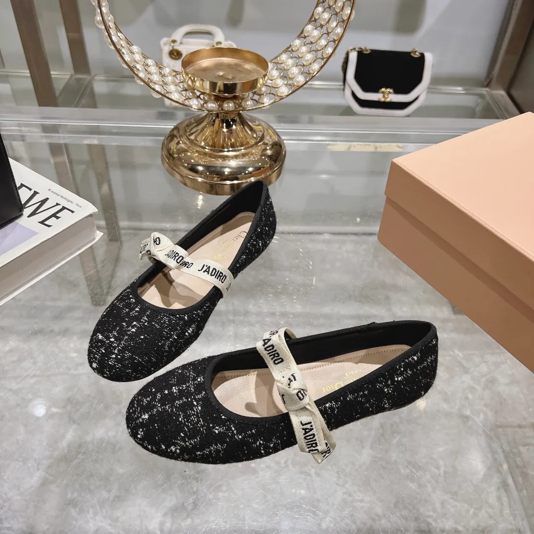 👟👟Ex-factory price 520👟👟 "Exclusive top version" Dior*Dior ✅2024vs spring and summer new series... [Round toe single shoes with small pearls] Original purchase and development! The last details of this shoe are perfectly restored 💐 The upper is made of special material and the inner padding is made of delicate lambskin. You can see the quality by looking at the details in real photos. It is a versatile style for little ladies and a lady. It is a stunning shoe at first glance... I love it. The genuine leather outsole imported from Italy has a five-pointed star logo! 35-39 (34.40 customization is non-refundable) Packaging: Original full set of packaging ☀The color official website is updated simultaneously